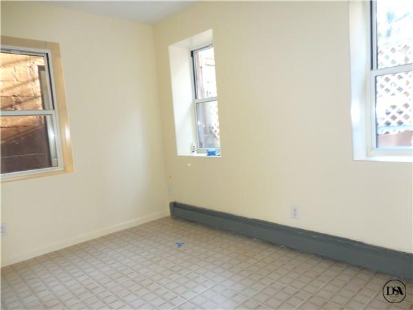 Building Photo - 322 E 4th St