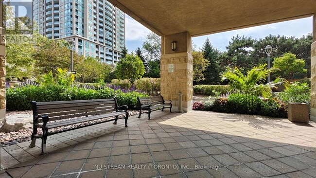 Photo du bâtiment - 18-1718 Kenaston Gardens