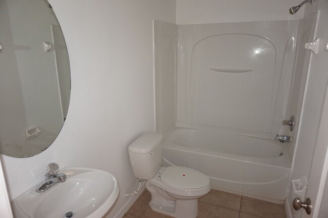 Building Photo - Excellent & Spacious 2/2 with 1 Car Garage...