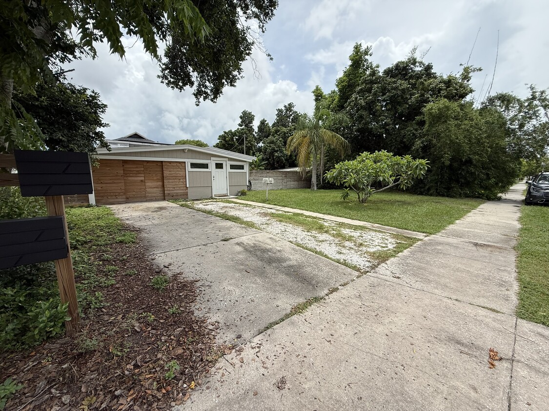 Foto principal - 1219 28th St N