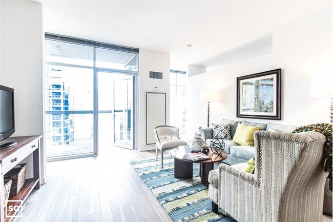 Foto del edificio - 730 N LaSalle Dr