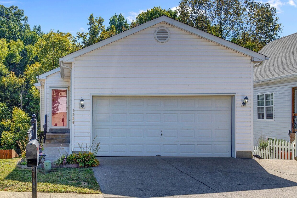 5820 Lake Erie Dr, Louisville, KY 40291 House Rental in Louisville