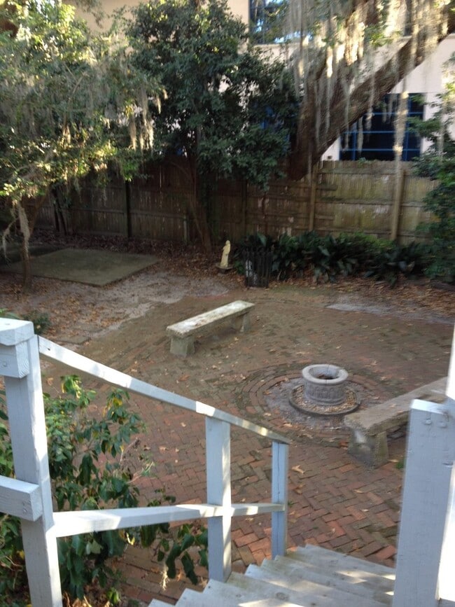 Building Photo - Walk to Campus from this 2 bedroom 1 bath ...