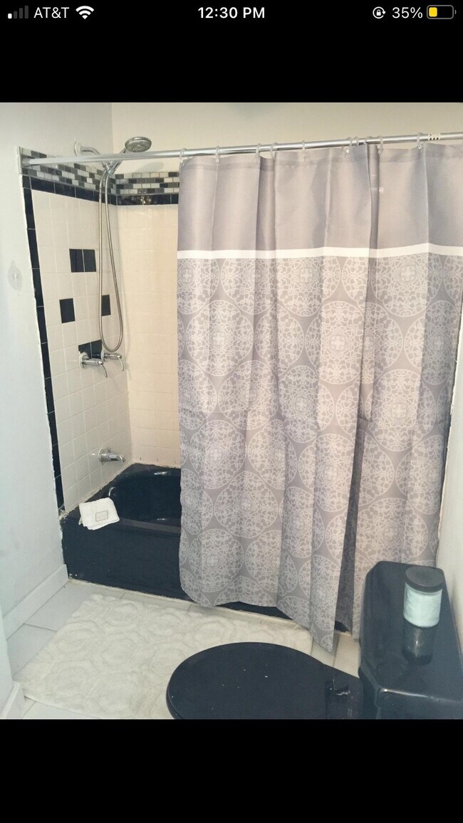 Building Photo - 1512 N Leithgow St