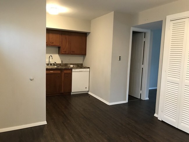 Building Photo - Spacious Town-home In A Great Niles Location!