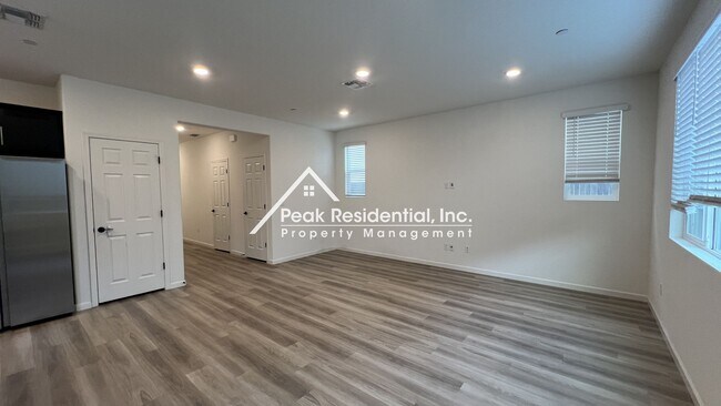 Foto del edificio - Beautiful Newer Folsom 4bd/2.5ba