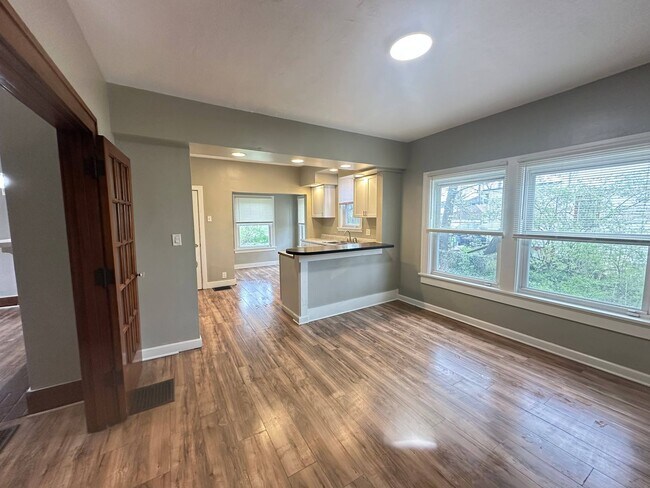 Foto del edificio - 8 E Hillcrest Ave