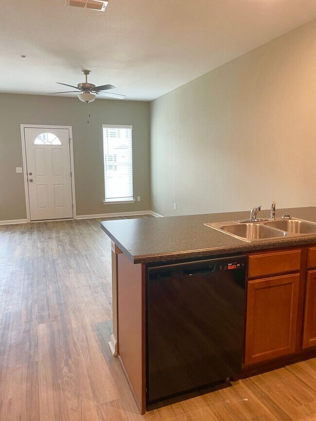 Building Photo - 3/3 condo convenient to FSU, FAMU, TCC, re...