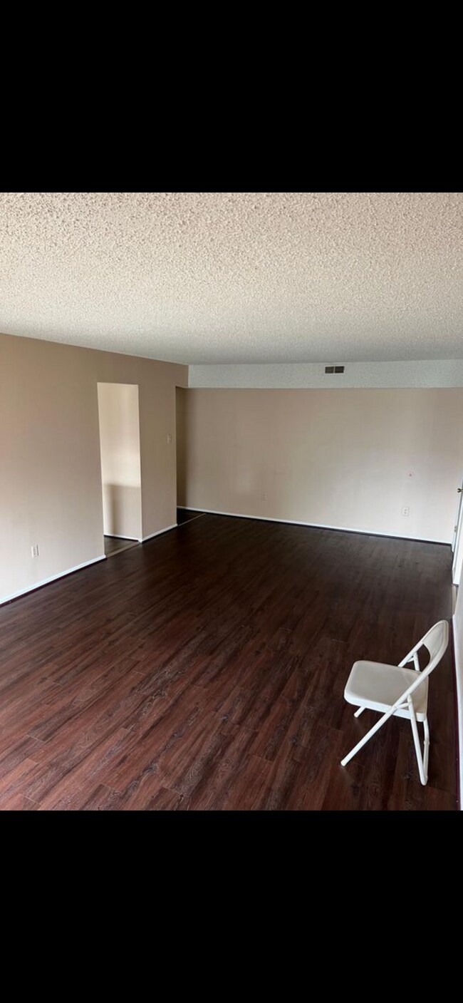 Large living room - 819 Edison Glen Ter