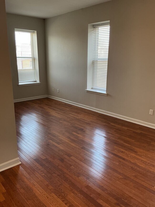 Foto del edificio - Bright & Updated 2BR with Hardwood Floors + In-Unit Laundry | Shaw / Botanical Area