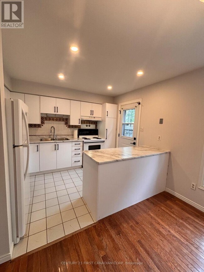 Photo du bâtiment - 925-925 Lawson Rd