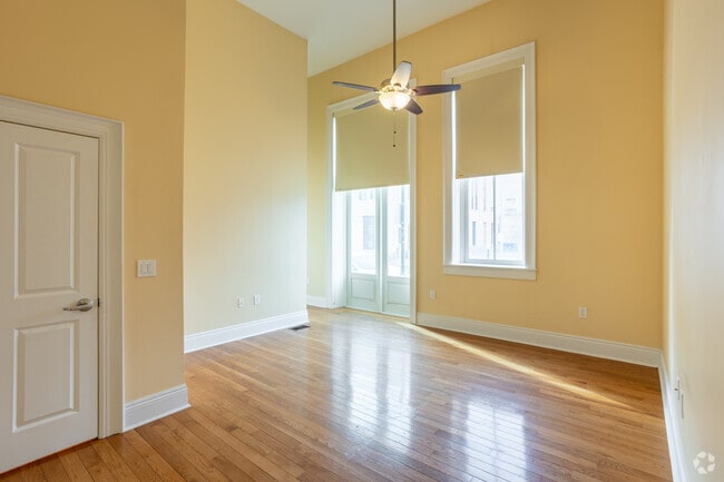2BR, 2BA - 1095SF - Primary Bedroom - 401 Brady St
