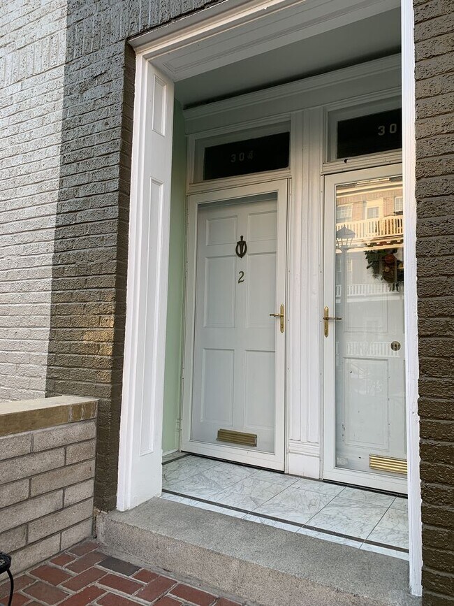 Building Photo - 304 N Mulberry St
