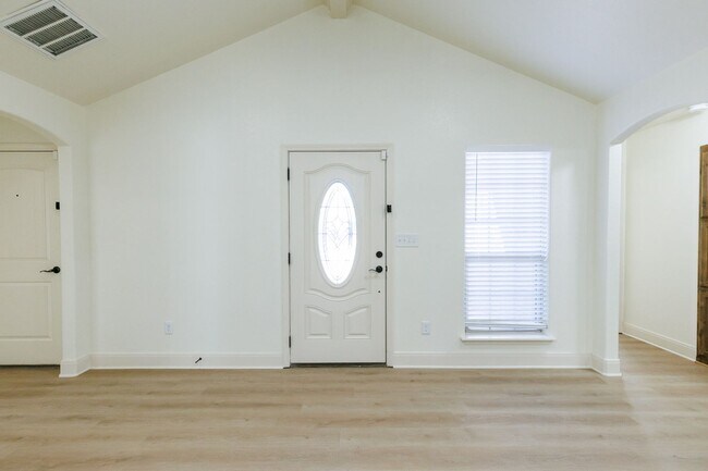 Foto del edificio - Just Updated 4-Bedroom in Quiet South Lubb...