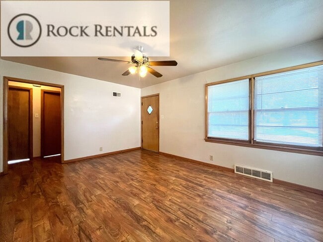 Building Photo - 2 Bed 1 Bath in Quiet Neighborhood