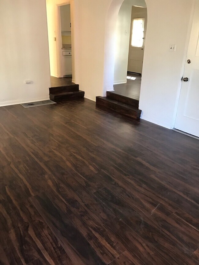 Foto del edificio - Charming 2bd/1ba Lower Unit Near Beach and Second Street!