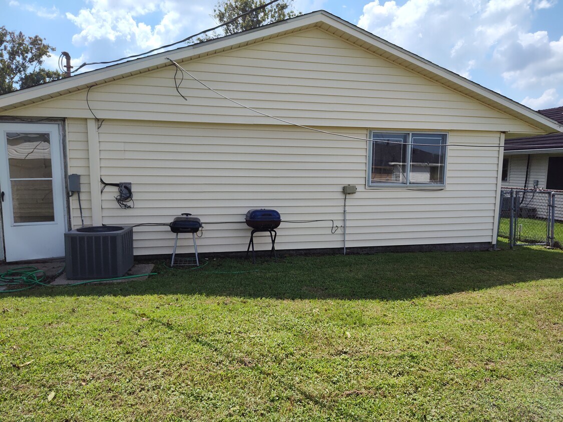 Building Photo - 176 Elaine Dr