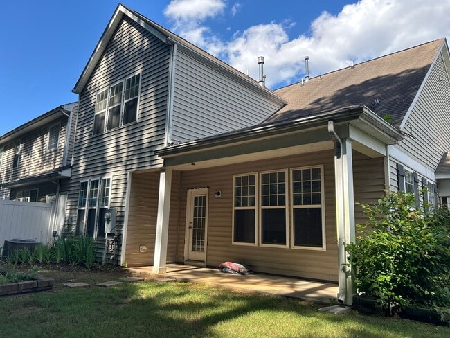 Building Photo - 4 Bed | 3 Bath Townhouse with First Floor ...