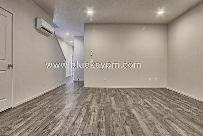 Foto del edificio - 3 Bed, 2.5 Bath Townhome in East Vancouver