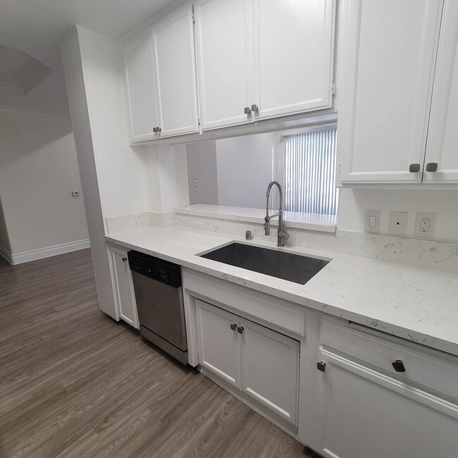 Foto del edificio - 2669 S Barrington Ave