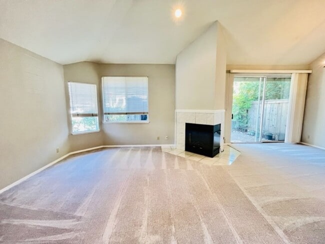 Building Photo - Charming 3BD/2BA Corner Unit Condo at Danville Oaks