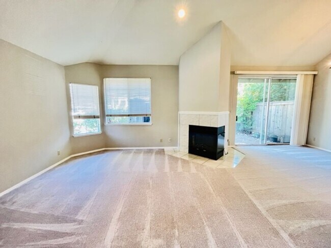 Foto del edificio - Charming 3BD/2BA Corner Unit Condo at Danville Oaks