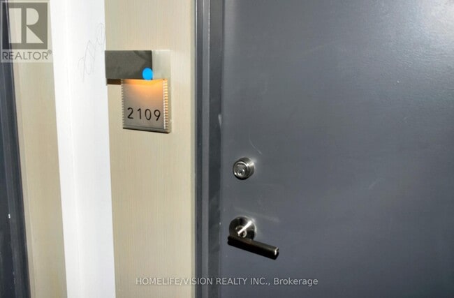 Building Photo - 8 Olympic Gdn Dr