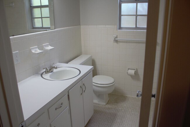 Baño n.° 2 - 2504 Choctaw St