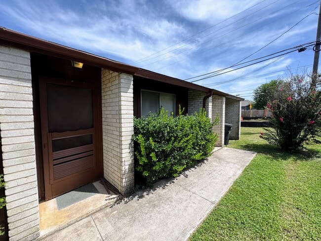 Building Photo - 2206 Corona Dr