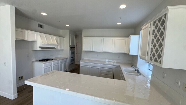Foto del edificio - 3 bedroom East Side Costa Mesa Townhome