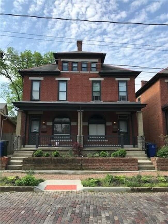 Building Photo - 301-305 E Sycamore St