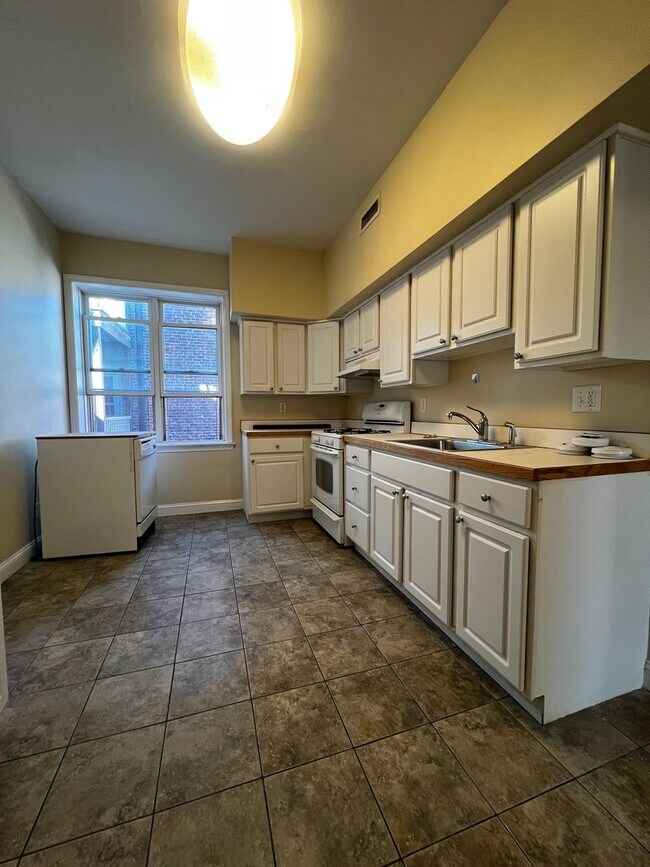 Foto del edificio - Large 4 bedroom unit right next to BU!