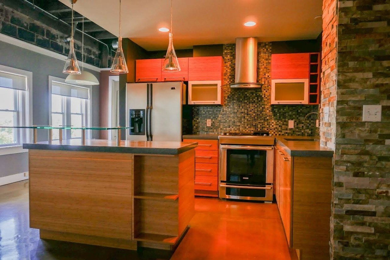 Updated kitchen - 323 Emanuel Cleaver II Blvd
