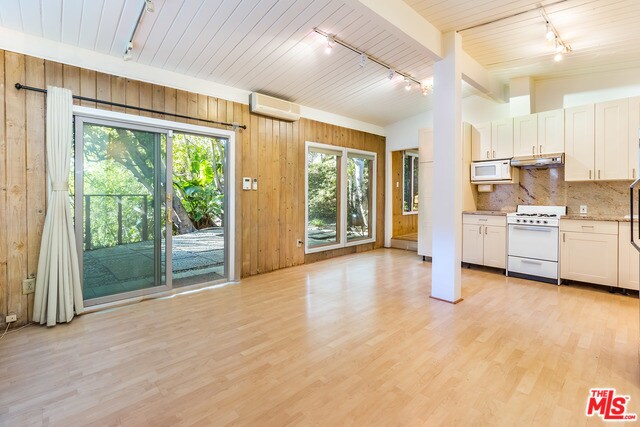 Sala de estar/cocina - 9837 Easton Dr