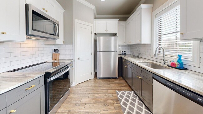 Building Photo - 636 Clay St