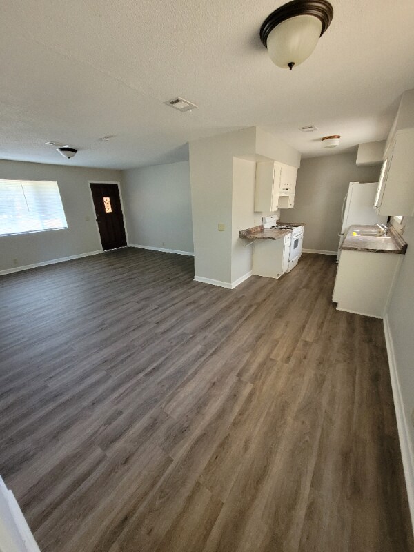 Building Photo - 2310 Beach Dr