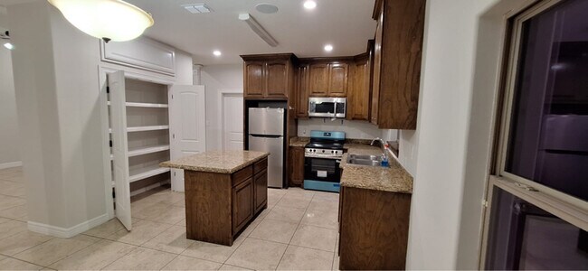 Foto del edificio - 6618 Garden Woods Ave