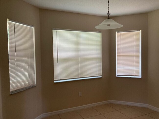 Building Photo - Beautiful 4/3/2 in desirable area! With Screened in porch