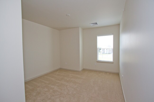 Building Photo - 2058 Shady Oak Dr
