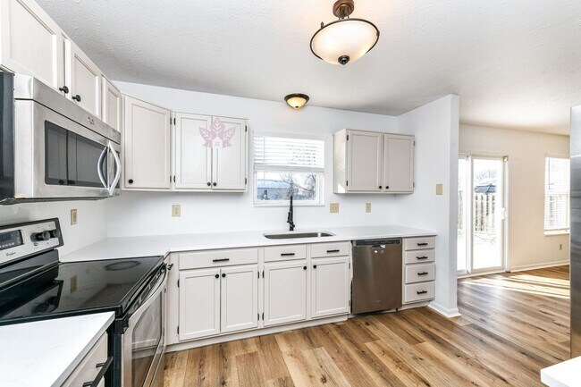 Foto del edificio - **MOVE-IN SPECIAL** Beautiful Updated 4 Be...