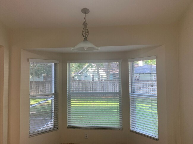 Building Photo - Pool Community in great NW area!
