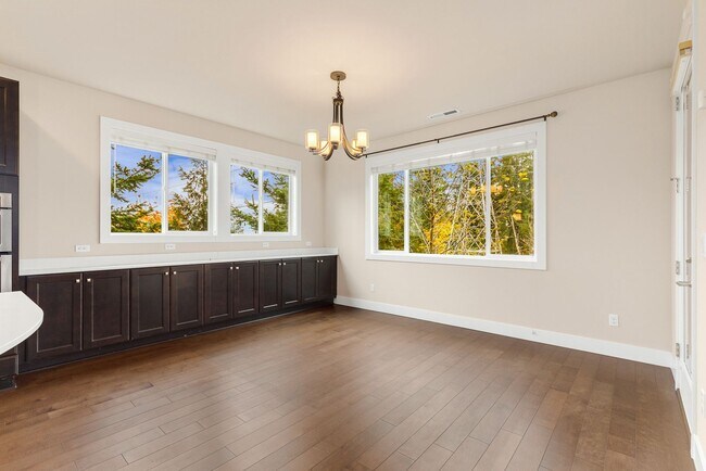 Building Photo - Gorgeous Tons of Upgrades 3 Bedroom Loft &...