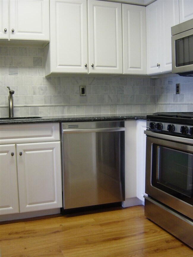 Building Photo - 22 Bergen Ridge Rd