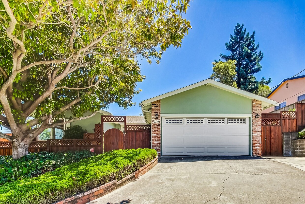 Primary Photo - Lovely 3Bed/2 Bath Home with Beautiful Pri...