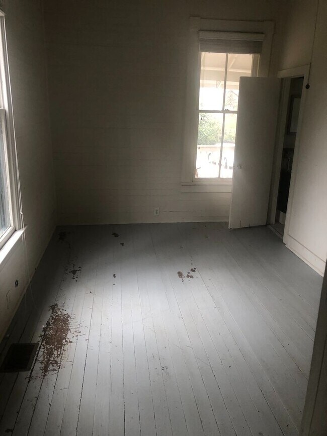 Building Photo - Charming Historic 1-Bedroom Cottage in the...