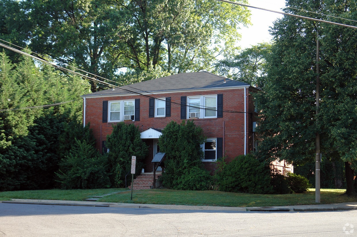 Primary Photo - 202 Gibson St