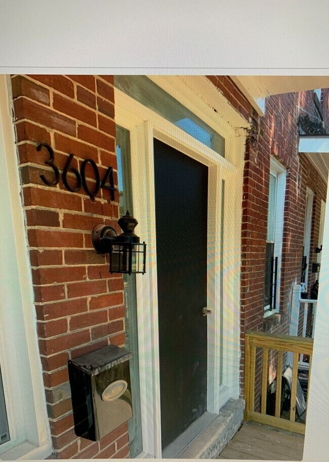 Foto del edificio - Renovated 3 Bedroom / 2 Bathroom located in Park heights Neighborhood