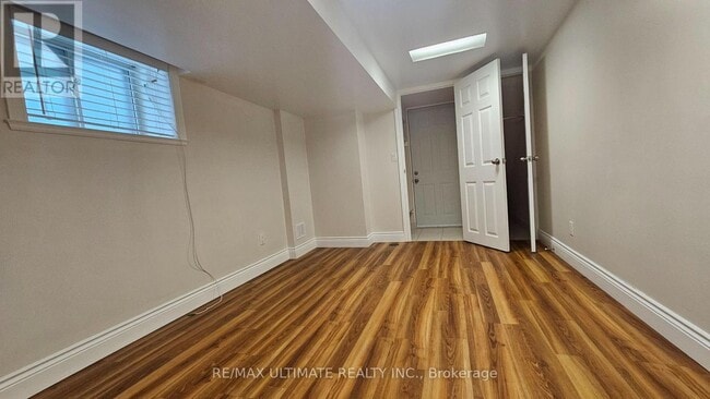 Photo du bâtiment - 905 Lansdowne Ave