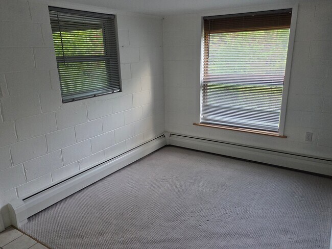 Building Photo - 11 Hoitt Dr