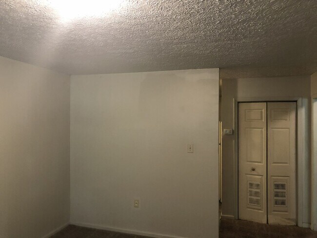 Building Photo - Russell's Chester Duplexes